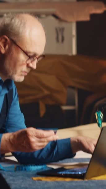 Вертикальне Відео Дизайнер Моди Купує Тканину Інтернеті Кредитною Карткою Ноутбуці — стокове відео