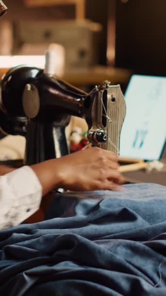 Вертикальне Відео Дизайнер Використовує Швейну Машину Розробки Нестандартного Одягу Концепції — стокове відео