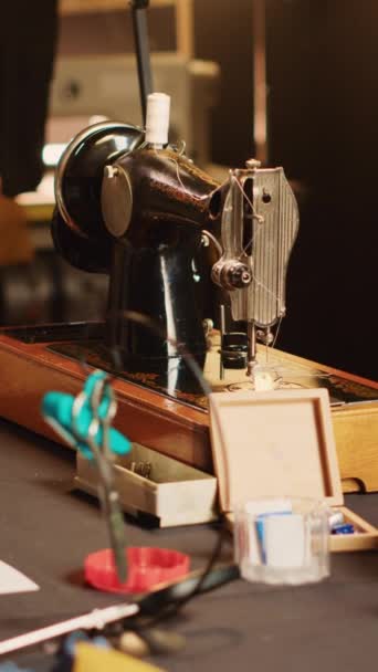 Вертикальне Відео Промислова Швейна Машина Голки Модному Ательє Розкішна Майстерність — стокове відео