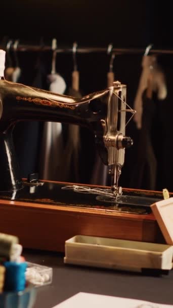 Вертикальне Відео Старошкільна Швейна Машина Ательє Індустрія Моди Пошиттям Інструментів — стокове відео