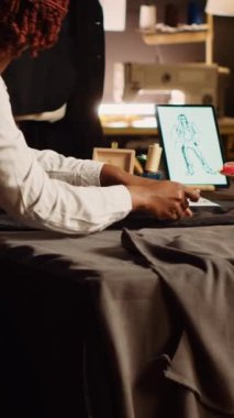 Dikey video acemi atölye kumaşlı bir model tasarlıyor, üst düzey lüks terziden kıyafet markası yapmayı öğreniyor. Eski moda terzisi el sanatlarında çalışan bir öğrenciye dikiş eğitimi veriyor.