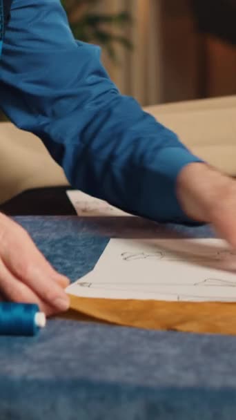 垂直视频男性企业主制作服装 在裁剪车间里看草图 创造定制物品 高级裁缝师用工具和织物制造现代产品 — 图库视频影像