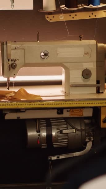 垂直ビデオ繊維業界でカスタムメイドの服ラインのために使用される産業用アトリエミシンとピン 縫製工場のワークステーションで近代的なテーラリング機器 中小企業 閉じろ — ストック動画