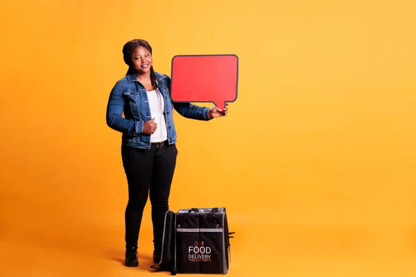 Afro Amerikan Pizzacı Elinde Kırmızı Konuşma Balonu Reklamları Yapan Yemek — Stok fotoğraf