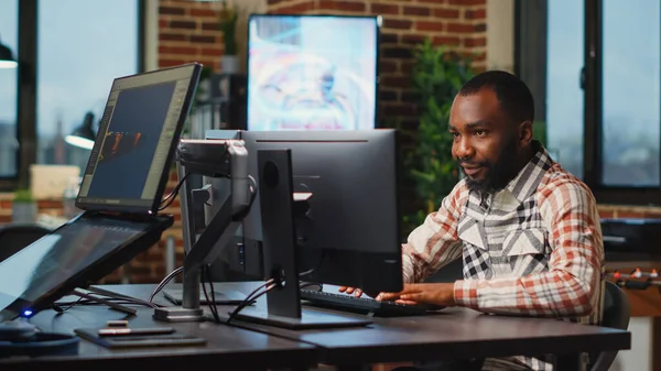 Stüdyo Ofisinde Çalışan Afrikalı Amerikalı Erkek Sanatçı Yazılım Dijital Becerilerde — Stok fotoğraf