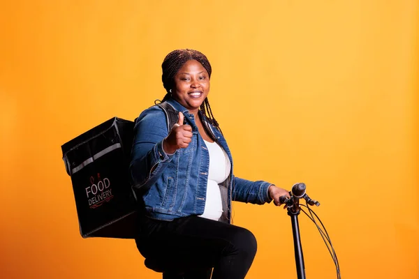 Pozitif Afro Amerikan Kuryesi Termal Paket Paketi Taşıyor Bisikletle Yemek — Stok fotoğraf