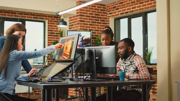 Afrikanska Amerikanska Team Människor Som Tittar Cad Programvara Analysera Tillverkning — Stockfoto