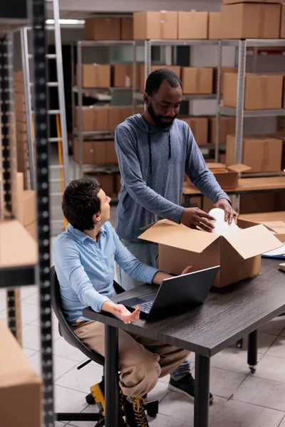 Depo Çalışanları Teslimata Hazırlanmak Için Müşteri Siparişlerini Karton Kutuya Koyup — Stok fotoğraf