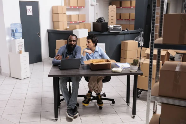 Работники Сидящие Столом Складе Проверяют Транспортную Логистику Ноутбуке Перед Доставкой — стоковое фото