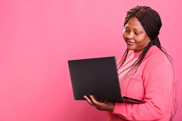 Vrouwelijke Freelancer Houdt Laptop Computer Tijdens Het Navigeren Sociale Media — Stockfoto