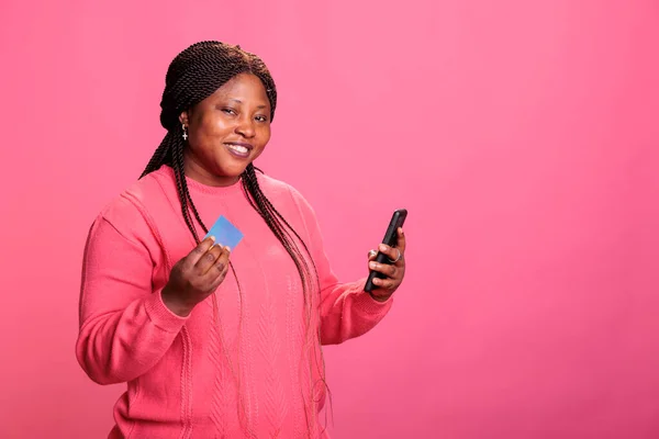 Africano Americano Mulher Comprador Fazendo Compras Line Usando Cartão Crédito — Fotografia de Stock
