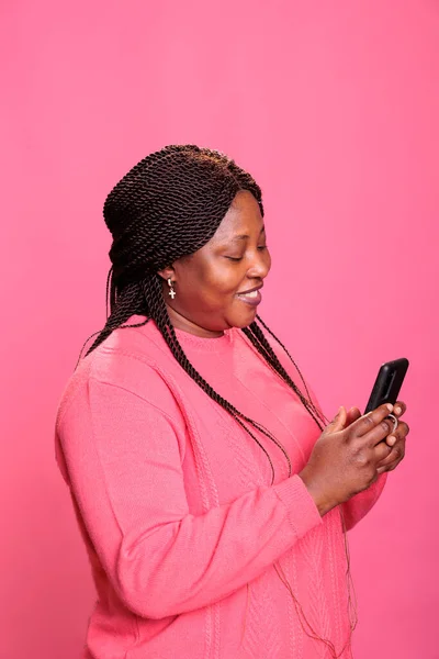 Portrét Africké Američanky Držící Mobilní Telefon Při Prohlížení Internetu Sledování — Stock fotografie