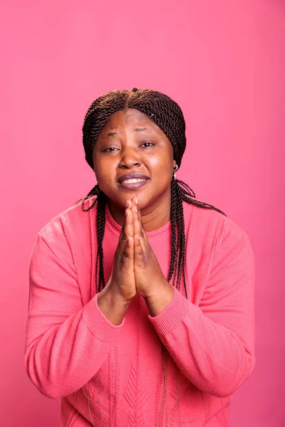 Retrato Mulher Americana Africana Religiosa Orando Deus Pedindo Perdão Enquanto — Fotografia de Stock