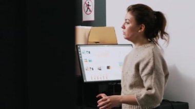 Depo çalışanları depodaki lojistiği doğruluyor, karton kutulardaki ürünleri inceliyor stok envanterlerini inceliyor. Çeşitli takımlar dağıtım ve tedarik zincirinden bahsediyor. El kamerasıyla..