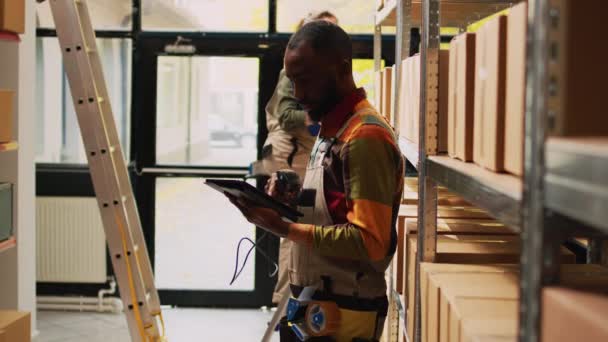 Homem Afro Americano Digitalizando Códigos Barras Com Tablet Trabalhando Gestão — Vídeo de Stock