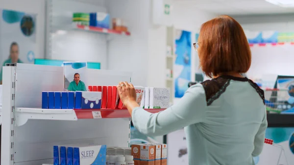 Pelanggan Membaca Selebaran Farmasi Apotek Mencari Untuk Membeli Sekotak Obat — Stok Foto