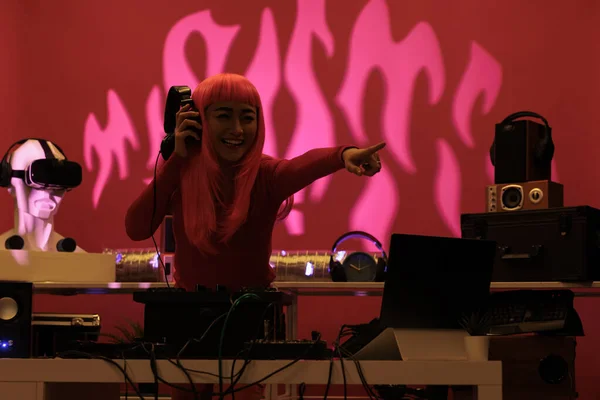 亚洲艺术家站在Dj桌旁 用专业的转盘演奏着Techno的歌曲 晚上在俱乐部里欣赏音乐 Dj表演者使用音响设备表演 — 图库照片