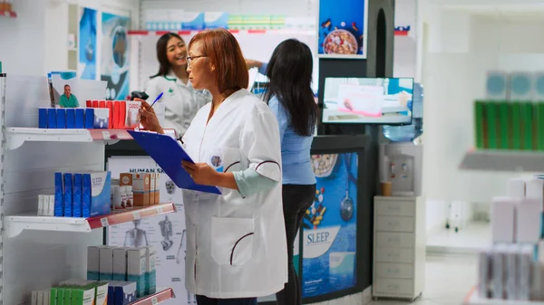 Азиатский Фармацевт Проверяет Запасы Лекарств Аптеке Рассматривает Запасы Таблеток Дать — стоковое фото