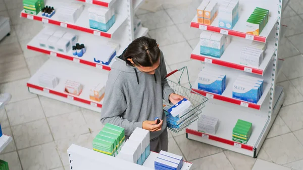 Klien Pria Asia Melihat Kotak Pil Toko Obat Membaca Paket — Stok Foto