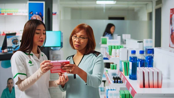 Asian People Analyzing Cardiology Medicine Customer Pharmacist Giving Plls Supplements — Stock Photo, Image