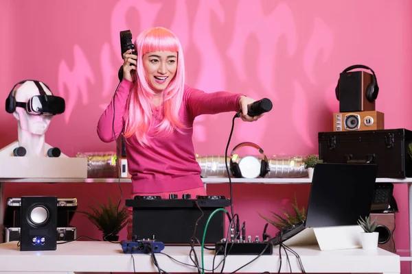 Счастливый Музыкант Розовыми Волосами Играет Техно Музыку Используя Поворотные Столы — стоковое фото
