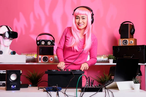 Musical Performer Pink Hair Playing Electronic Song Professional Turntables Enjoying — Stock Photo, Image