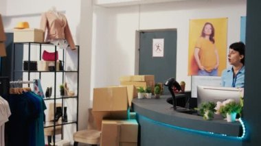 Asyalı yönetici kuryeden sevkiyat raporunu imzalamasını istiyor, modern butikte sipariş detaylarını tartışıyorlar. Afro-Amerikan kurye kıyafet mağazasına karton kutular getiriyor. Moda konsepti