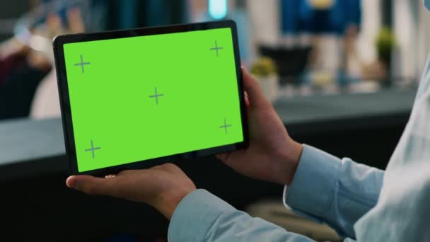 Boutique Trabajador Analizando Dispositivo Digital Con Croma Pantalla Verde Clave — Vídeos de Stock