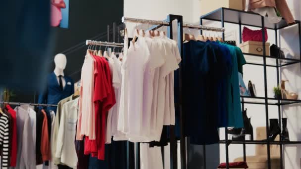 现代精品店充满休闲装 多架子时尚商品 在空服装店的内部 衣架上有新的时尚图案 小企业概念 — 图库视频影像
