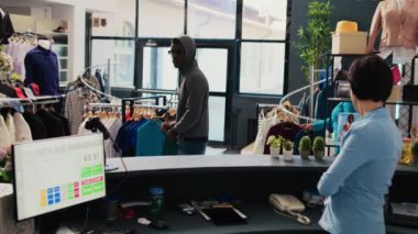 Asyalı güvenlik görevlisi tarafından yakalanan Afro-Amerikalı bir soyguncu modern butikte temel gömleği çalıyor. Hırsız korumadan kaçıyor, suçlamalardan kaçmaya çalışıyor. Suç kavramı