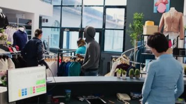 Asyalı bir koruma tarafından yakalanarak modern butikten kıyafet çalmaya çalışan Afrikalı Amerikalı hırsız. Çalışan hırsızdan şık malları iade etmesini istiyor yoksa polis çağıracak. Suç kavramı