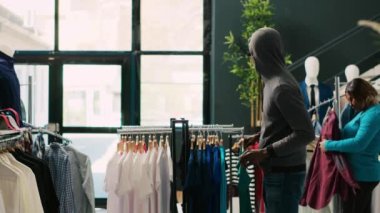 Afrika kökenli Amerikalı soyguncu mağaza hırsızlığı, modern butikten kaçma. Asyalı koruma mağaza kapısında hırsızı yakaladı ve onu alışveriş merkezinde polisle tehdit etti. Hırsızlık kavramı
