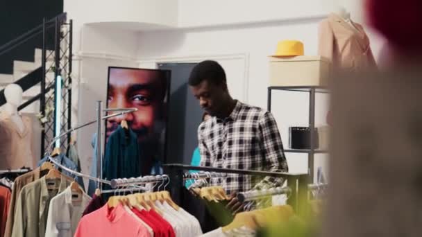 Cliente Afroamericano Comprobando Tela Camisa Boutique Moderna Queriendo Ropa Moda — Vídeos de Stock