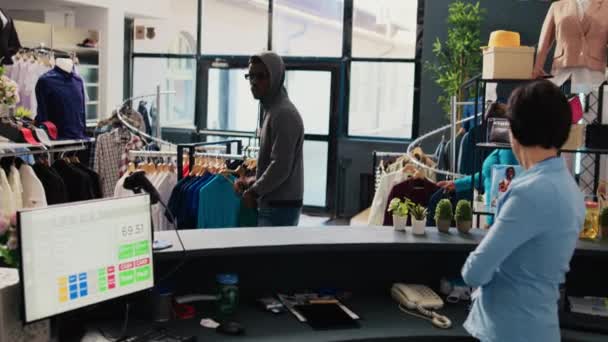 Ladrón Afroamericano Robando Camisa Básica Boutique Moderna Siendo Atrapado Por — Vídeo de stock