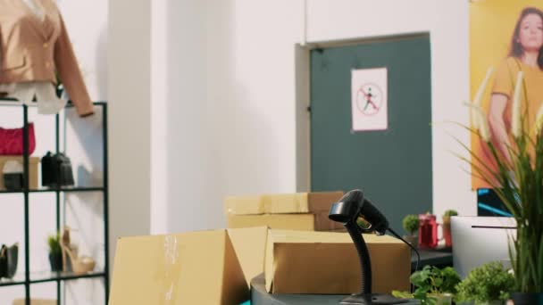 非裔美国人快递员与商店经理讨论运输细节 在现代精品店的平板电脑上展示送货报告 在购物中心准备顾客包裹的员工 — 图库视频影像