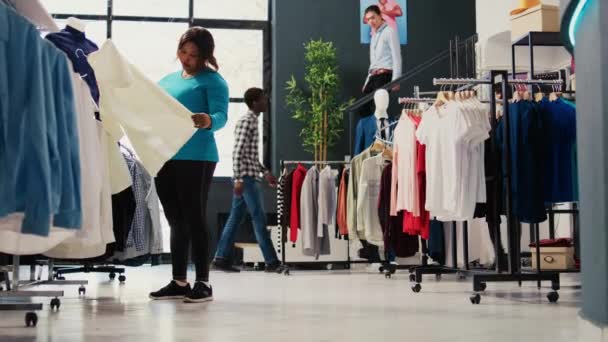 Pelanggan Afrika Amerika Menganalisis Kain Kemeja Butik Modern Berbelanja Untuk — Stok Video