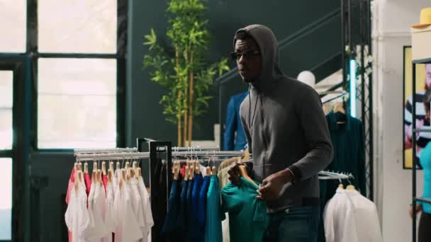 Cambrioleur Afro Américain Volant Des Vêtements Branchés Dans Une Boutique — Video
