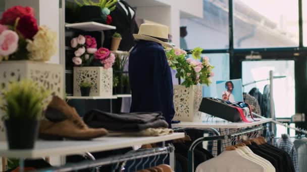 Alışveriş Merkezindeki Boş Giyim Mağazası Askılarda Yeni Moda Koleksiyonu Moda — Stok video