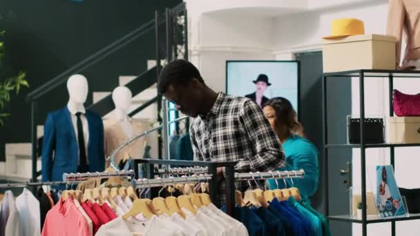 Afrykański Klient Sprawdza Podstawową Koszulę Analizując Modną Tkaninę Odzieżową Nowoczesnym — Wideo stockowe