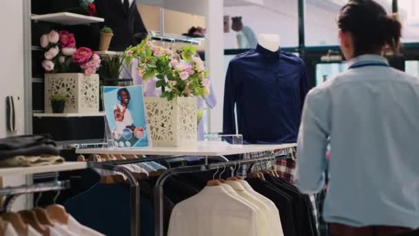 Asyalı Bir Mağaza Çalışanı Moda Aksesuarları Düzenliyor Şık Kravatları Rafa — Stok video