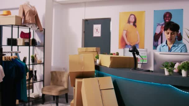 非裔美国人商店快递员与经理讨论包装分销 展示现代精品店的运输报告 在网上订购 准备送货箱的时髦员工 — 图库视频影像