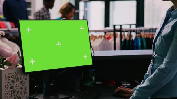 Pracownik Sprawdzanie Komputera Chroma Key Zielony Ekran Makieta Wyświetlacza Stojąc — Wideo stockowe