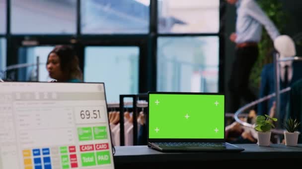 Krom Renkli Yeşil Ekranlı Dizüstü Bilgisayar Modern Butikte Tezgahın Üzerinde — Stok video