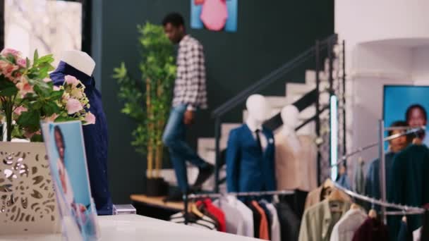 亚洲经理安排时尚配件 在现代精品店视觉工作 员工在服装店检查衣架和装满时髦商品的架子 时尚概念 — 图库视频影像