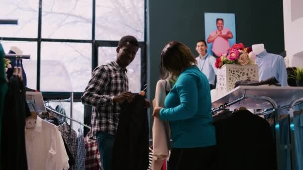 Afro Amerikan Müşteriler Şık Kıyafetler Tutuyor Giyim Mağazasında Ürünlerle Oynuyorlar — Stok video