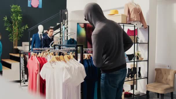 Ληστής Που Προσπαθούσε Κλέψει Κομψά Ρούχα Από Εμπορικό Κέντρο Πιασμένος — Αρχείο Βίντεο