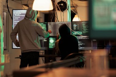 Güvenlik duvarı şifresini kıran ve virüslü bilgisayar yazılımına neden olan genç isimsiz insanlar, veri çalmak için hükümet ağını kullanıyorlar. Hırsızlar takımı gece suç işliyor..