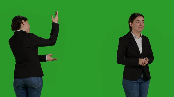 Eine Büroangestellte Zeigt Seitwärts Werbung Über Der Greenscreen Studiokulisse Zeigen — Stockfoto
