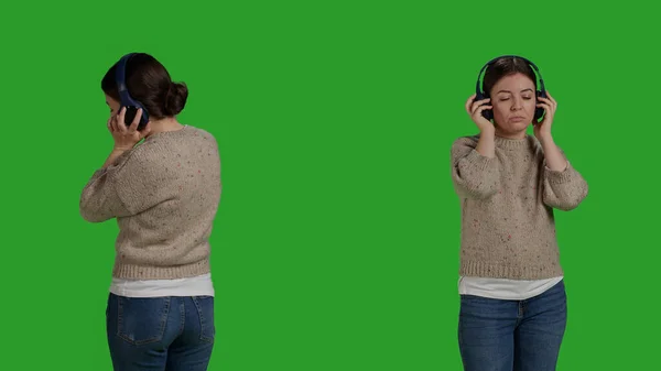 Primer Plano Mujer Sonriente Escuchando Música Línea Usando Auriculares Para — Foto de Stock