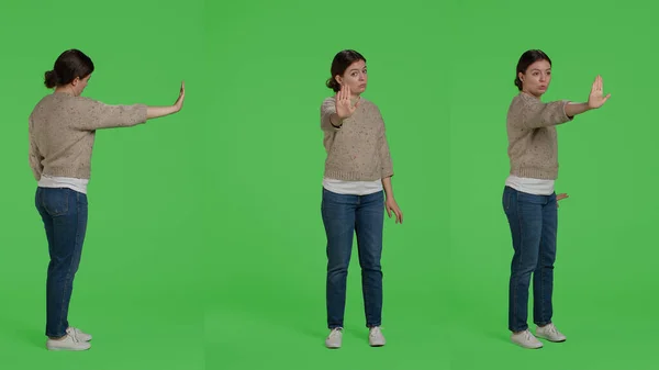 스크린 손바닥을 표시와 표시로 포즈를 취하는 여성의 줍니다 말하는 중지하는 — 스톡 사진